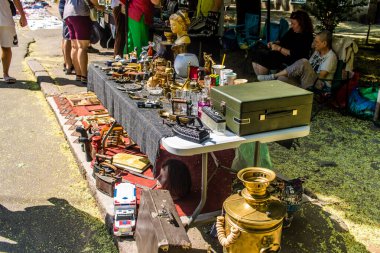 Odessa, Ukrayna, 20 Temmuz 2024 Starokonnyi bit pazarı Odessa 'daki en renkli yerlerden biridir. Bu eşsiz yerde nadir eşyalar, değersiz plastik eşyalar ve ikinci el eşyalar buluyoruz..