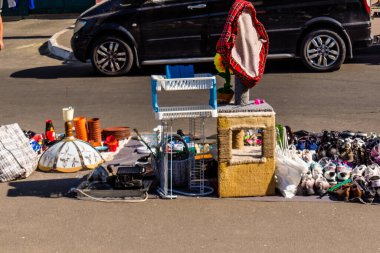 Odessa, Ukrayna, 20 Temmuz 2024 Starokonnyi bit pazarı Odessa 'daki en renkli yerlerden biridir. Bu eşsiz yerde nadir eşyalar, değersiz plastik eşyalar ve ikinci el eşyalar buluyoruz..