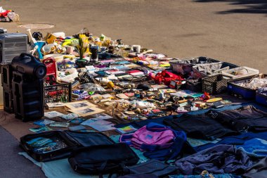 Odessa, Ukrayna, 20 Temmuz 2024 Starokonnyi bit pazarı Odessa 'daki en renkli yerlerden biridir. Bu eşsiz yerde nadir eşyalar, değersiz plastik eşyalar ve ikinci el eşyalar buluyoruz..