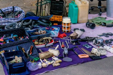 Odessa, Ukrayna, 20 Temmuz 2024 Starokonnyi bit pazarı Odessa 'daki en renkli yerlerden biridir. Bu eşsiz yerde nadir eşyalar, değersiz plastik eşyalar ve ikinci el eşyalar buluyoruz..