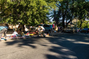 Odessa, Ukrayna, 20 Temmuz 2024 Starokonnyi bit pazarı Odessa 'daki en renkli yerlerden biridir. Bu eşsiz yerde nadir eşyalar, değersiz plastik eşyalar ve ikinci el eşyalar buluyoruz..