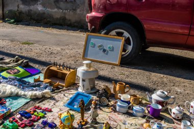 Odessa, Ukrayna, 20 Temmuz 2024 Starokonnyi bit pazarı Odessa 'daki en renkli yerlerden biridir. Bu eşsiz yerde nadir eşyalar, değersiz plastik eşyalar ve ikinci el eşyalar buluyoruz..