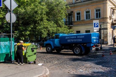 Odessa, Ukrayna, 19 Temmuz 2024 Cityscape, Rusya ile savaş sırasında, Odessa 'daki binalar Rus füzelerinin hedefi ve insanlar her gün sirenler çalsa da sokaklardalar..