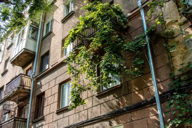 Odessa, Ukrayna, 19 Temmuz 2024 Cityscape, Rusya ile savaş sırasında, Odessa 'daki binalar Rus füzelerinin hedefi ve insanlar her gün sirenler çalsa da sokaklardalar..