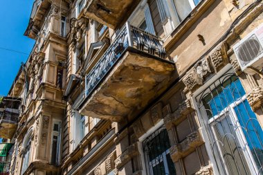 Odessa, Ukrayna, 18 Temmuz 2024 Cityscape, Rusya ile savaş sırasında, Odessa 'daki binalar Rus füzelerinin hedefi ve insanlar her gün sirenler çalsa da sokaklardalar..