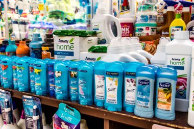 Odessa, Ukrayna, 18 Temmuz 2024, Odessa şehir merkezinde ev temizlik ürünleri ve birçok hijyen ürünü satan çarşı. Ürünlerin sunumu tüccarlar tarafından vurgulandı.