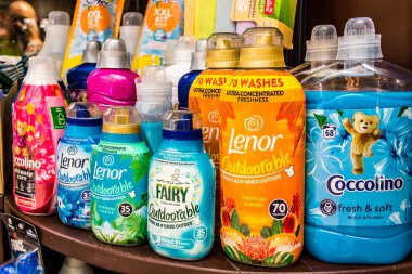 Odessa, Ukrayna, 18 Temmuz 2024, Odessa şehir merkezinde ev temizlik ürünleri ve birçok hijyen ürünü satan çarşı. Ürünlerin sunumu tüccarlar tarafından vurgulandı.