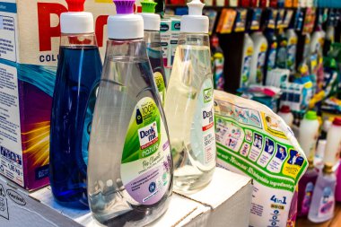 Odessa, Ukrayna, 18 Temmuz 2024, Odessa şehir merkezinde ev temizlik ürünleri ve birçok hijyen ürünü satan çarşı. Ürünlerin sunumu tüccarlar tarafından vurgulandı.