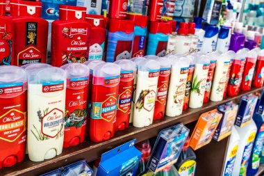 Odessa, Ukrayna, 18 Temmuz 2024, Odessa şehir merkezinde ev temizlik ürünleri ve birçok hijyen ürünü satan çarşı. Ürünlerin sunumu tüccarlar tarafından vurgulandı.