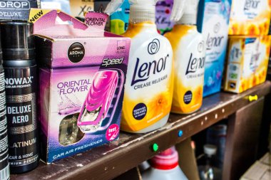 Odessa, Ukrayna, 18 Temmuz 2024, Odessa şehir merkezinde ev temizlik ürünleri ve birçok hijyen ürünü satan çarşı. Ürünlerin sunumu tüccarlar tarafından vurgulandı.