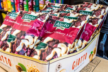 Odessa, Ukrayna, 18 Temmuz 2024 Şeker, şekerleme ve kahve Odessa şehir merkezindeki bir markette satılıyor. Ürünlerin sunumu tüccarlar tarafından vurgulandı.