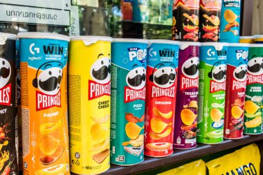 Odessa, Ukrayna, 18 Temmuz 2024 Şeker, şekerleme ve kahve Odessa şehir merkezindeki bir markette satılıyor. Ürünlerin sunumu tüccarlar tarafından vurgulandı.