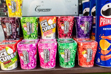 Odessa, Ukrayna, 18 Temmuz 2024 Şeker, şekerleme ve kahve Odessa şehir merkezindeki bir markette satılıyor. Ürünlerin sunumu tüccarlar tarafından vurgulandı.