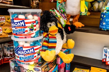 Odessa, Ukrayna, 18 Temmuz 2024 Şeker, şekerleme ve kahve Odessa şehir merkezindeki bir markette satılıyor. Ürünlerin sunumu tüccarlar tarafından vurgulandı.