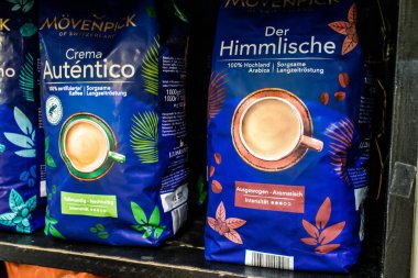 Odessa, Ukrayna, 18 Temmuz 2024 Şeker, şekerleme ve kahve Odessa şehir merkezindeki bir markette satılıyor. Ürünlerin sunumu tüccarlar tarafından vurgulandı.