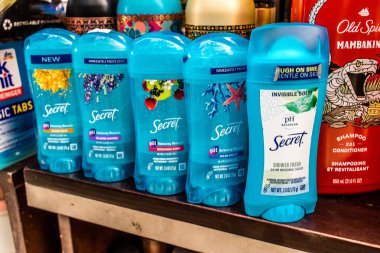 Odessa, Ukrayna, 18 Temmuz 2024, Odessa şehir merkezinde ev temizlik ürünleri ve birçok hijyen ürünü satan çarşı. Ürünlerin sunumu tüccarlar tarafından vurgulandı.