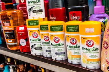 Odessa, Ukrayna, 18 Temmuz 2024, Odessa şehir merkezinde ev temizlik ürünleri ve birçok hijyen ürünü satan çarşı. Ürünlerin sunumu tüccarlar tarafından vurgulandı.