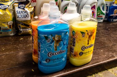 Odessa, Ukrayna, 18 Temmuz 2024, Odessa şehir merkezinde ev temizlik ürünleri ve birçok hijyen ürünü satan çarşı. Ürünlerin sunumu tüccarlar tarafından vurgulandı.