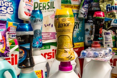 Odessa, Ukrayna, 18 Temmuz 2024, Odessa şehir merkezinde ev temizlik ürünleri ve birçok hijyen ürünü satan çarşı. Ürünlerin sunumu tüccarlar tarafından vurgulandı.