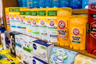 Odessa, Ukrayna, 18 Temmuz 2024, Odessa şehir merkezinde ev temizlik ürünleri ve birçok hijyen ürünü satan çarşı. Ürünlerin sunumu tüccarlar tarafından vurgulandı.