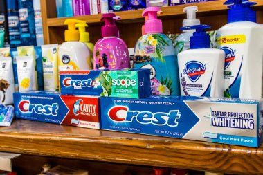 Odessa, Ukrayna, 18 Temmuz 2024, Odessa şehir merkezinde ev temizlik ürünleri ve birçok hijyen ürünü satan çarşı. Ürünlerin sunumu tüccarlar tarafından vurgulandı.