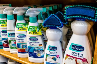 Odessa, Ukrayna, 18 Temmuz 2024, Odessa şehir merkezinde ev temizlik ürünleri ve birçok hijyen ürünü satan çarşı. Ürünlerin sunumu tüccarlar tarafından vurgulandı.