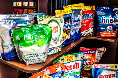 Odessa, Ukrayna, 18 Temmuz 2024, Odessa şehir merkezinde ev temizlik ürünleri ve birçok hijyen ürünü satan çarşı. Ürünlerin sunumu tüccarlar tarafından vurgulandı.