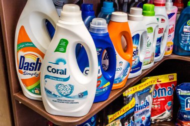 Odessa, Ukrayna, 18 Temmuz 2024, Odessa şehir merkezinde ev temizlik ürünleri ve birçok hijyen ürünü satan çarşı. Ürünlerin sunumu tüccarlar tarafından vurgulandı.