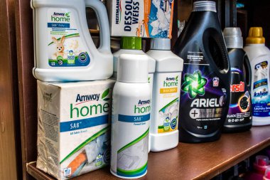 Odessa, Ukrayna, 18 Temmuz 2024, Odessa şehir merkezinde ev temizlik ürünleri ve birçok hijyen ürünü satan çarşı. Ürünlerin sunumu tüccarlar tarafından vurgulandı.