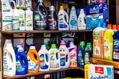 Odessa, Ukrayna, 18 Temmuz 2024, Odessa şehir merkezinde ev temizlik ürünleri ve birçok hijyen ürünü satan çarşı. Ürünlerin sunumu tüccarlar tarafından vurgulandı.