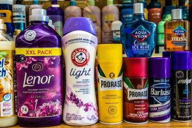 Odessa, Ukrayna, 18 Temmuz 2024, Odessa şehir merkezinde ev temizlik ürünleri ve birçok hijyen ürünü satan çarşı. Ürünlerin sunumu tüccarlar tarafından vurgulandı.