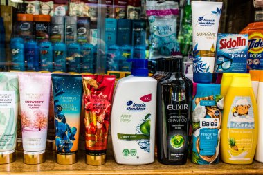 Odessa, Ukrayna, 18 Temmuz 2024, Odessa şehir merkezinde ev temizlik ürünleri ve birçok hijyen ürünü satan çarşı. Ürünlerin sunumu tüccarlar tarafından vurgulandı.