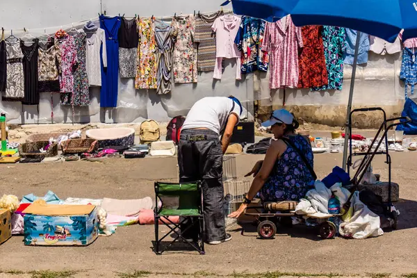 Odessa, Ukrayna, 20 Temmuz 2024 Starokonnyi bit pazarı Odessa 'daki en renkli yerlerden biridir. Bu eşsiz yerde nadir eşyalar, değersiz plastik eşyalar ve ikinci el eşyalar buluyoruz..