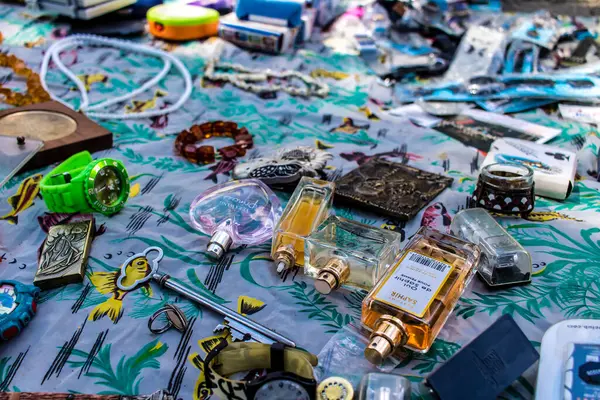 Odessa, Ukrayna, 20 Temmuz 2024 Starokonnyi bit pazarı Odessa 'daki en renkli yerlerden biridir. Bu eşsiz yerde nadir eşyalar, değersiz plastik eşyalar ve ikinci el eşyalar buluyoruz..