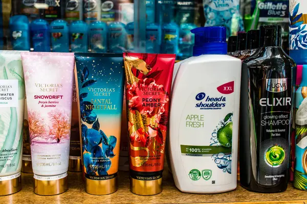 Odessa, Ukrayna, 18 Temmuz 2024, Odessa şehir merkezinde ev temizlik ürünleri ve birçok hijyen ürünü satan çarşı. Ürünlerin sunumu tüccarlar tarafından vurgulandı.