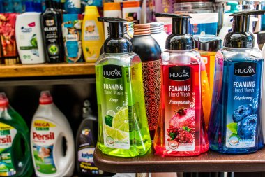 Odessa, Ukrayna, 18 Temmuz 2024, Odessa şehir merkezinde ev temizlik ürünleri ve birçok hijyen ürünü satan çarşı. Ürünlerin sunumu tüccarlar tarafından vurgulandı.