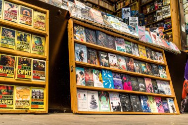 Odessa, Ukrayna, 18 Temmuz 2024 Kitap pazarı, çok çeşitli kitaplarıyla ünlüdür. Savaşa ve turist yokluğuna rağmen, burası her gün ziyaret eden yerliler arasında çok popüler..