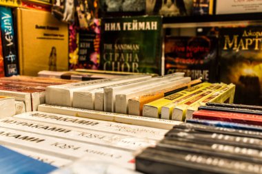 Odessa, Ukrayna, 18 Temmuz 2024 Kitap pazarı, çok çeşitli kitaplarıyla ünlüdür. Savaşa ve turist yokluğuna rağmen, burası her gün ziyaret eden yerliler arasında çok popüler..