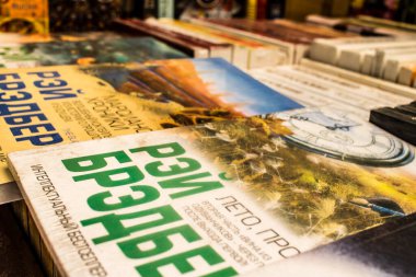 Odessa, Ukrayna, 18 Temmuz 2024 Kitap pazarı, çok çeşitli kitaplarıyla ünlüdür. Savaşa ve turist yokluğuna rağmen, burası her gün ziyaret eden yerliler arasında çok popüler..