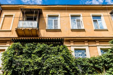 Odessa, Ukrayna, 18 Temmuz 2024 Cityscape, Rusya ile savaş sırasında, Odessa 'daki binalar Rus füzelerinin hedefi ve insanlar her gün sirenler çalsa da sokaklardalar..