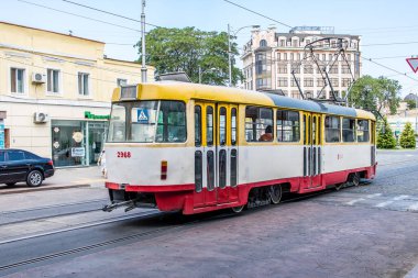 Odessa, Ukrayna, 18 Temmuz 2024 Odessa tramvayı şehir düzenli olarak bombalanırken, Odessa 'daki kamu hizmetleri her gün Rus füze ve sirenlerinin sesi altında..