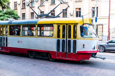 Odessa, Ukrayna, 18 Temmuz 2024 Odessa tramvayı şehir düzenli olarak bombalanırken, Odessa 'daki kamu hizmetleri her gün Rus füze ve sirenlerinin sesi altında..