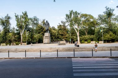 Odessa, Ukrayna, 17 Temmuz 2024 Cityscape, Rusya ile savaş sırasında, Odessa 'daki binalar Rus füzelerinin hedefi ve insanlar her gün sirenler çalsa da sokaklardalar..