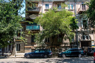 Odessa, Ukrayna, 17 Temmuz 2024 Cityscape, Rusya ile savaş sırasında, Odessa 'daki binalar Rus füzelerinin hedefi ve insanlar her gün sirenler çalsa da sokaklardalar..