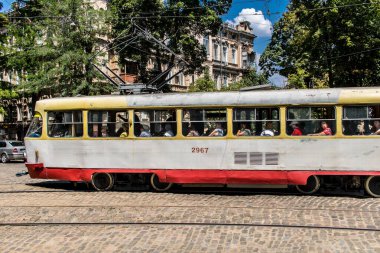 Odessa, Ukrayna, 17 Temmuz 2024 Odessa tramvayı şehir düzenli olarak bombalanırken, Odessa 'daki kamu hizmetleri her gün Rus füze ve sirenlerinin sesi altında..