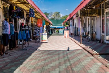 Odessa, Ukrayna, 17 Temmuz 2024 Odessa Yeni Pazar. Tüccarlar ürün, giysi ve daha fazlasını satarlar. Piyasa düzenli olarak Rus füzeleri tarafından hedef alınsa da insanlar alışveriş yapıyor..