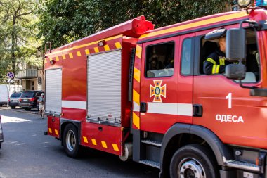 Odessa, Ukrayna, 17 Temmuz 2024 Odessa şehir merkezinde bir itfaiye aracı saldırıya uğruyor. Odessa her gün Rus füzelerinin ve sirenlerinin sesi duyuluyor..