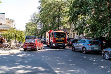 Odessa, Ukrayna, 17 Temmuz 2024 Odessa şehir merkezinde bir itfaiye aracı saldırıya uğruyor. Odessa her gün Rus füzelerinin ve sirenlerinin sesi duyuluyor..