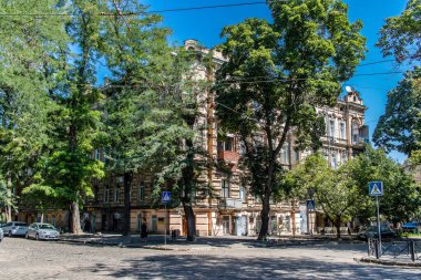 Odessa, Ukrayna, 17 Temmuz 2024 Cityscape, Rusya ile savaş sırasında, Odessa 'daki binalar Rus füzelerinin hedefi ve insanlar her gün sirenler çalsa da sokaklardalar..