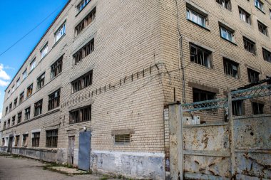 Derhachi, Ukrayna, 27 Haziran 2024 Derhachi kasabasındaki Hasarlı Sivil altyapı. Rus kuvvetleri Kharkiv Oblastı 'ndaki Derhachi kasabasını güdümlü bir hava bombasıyla vurdular..